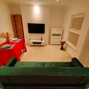  Apartment Fully-equipped Flat In The Of London.