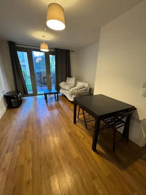 Modern One Bed Flat, Near City Airport ,Excel Centre, Dlr & Barrier Park London Apartment